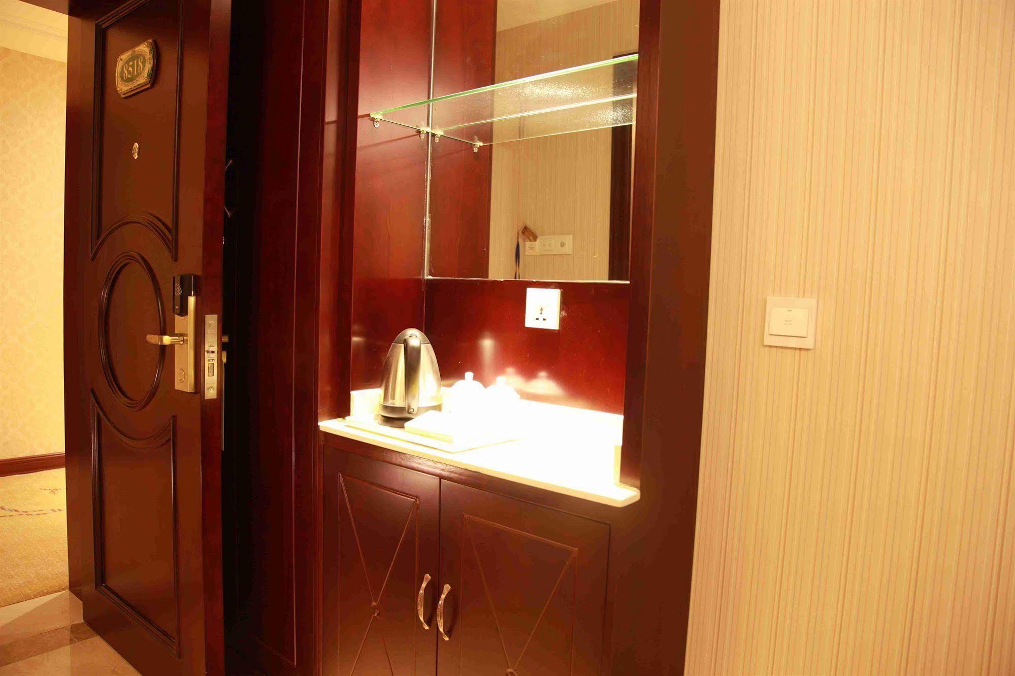 Vienna Hotel Shanghai Pudong Airport Esterno foto